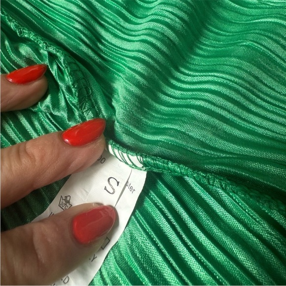 Vibrant Green Pleated Shirt and Shorts 2pcs Set✨💚 - Picture 5 of 5